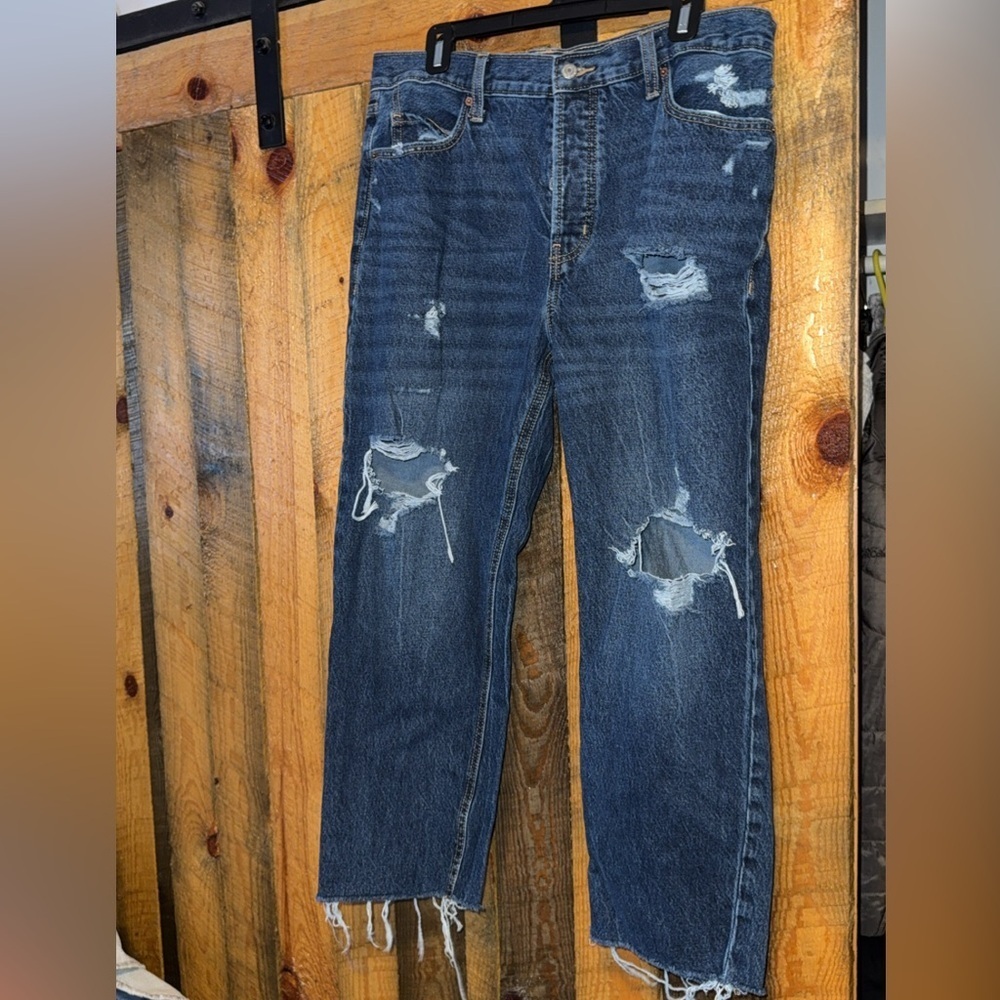 Classic Distressed Jeans in Deep Blue